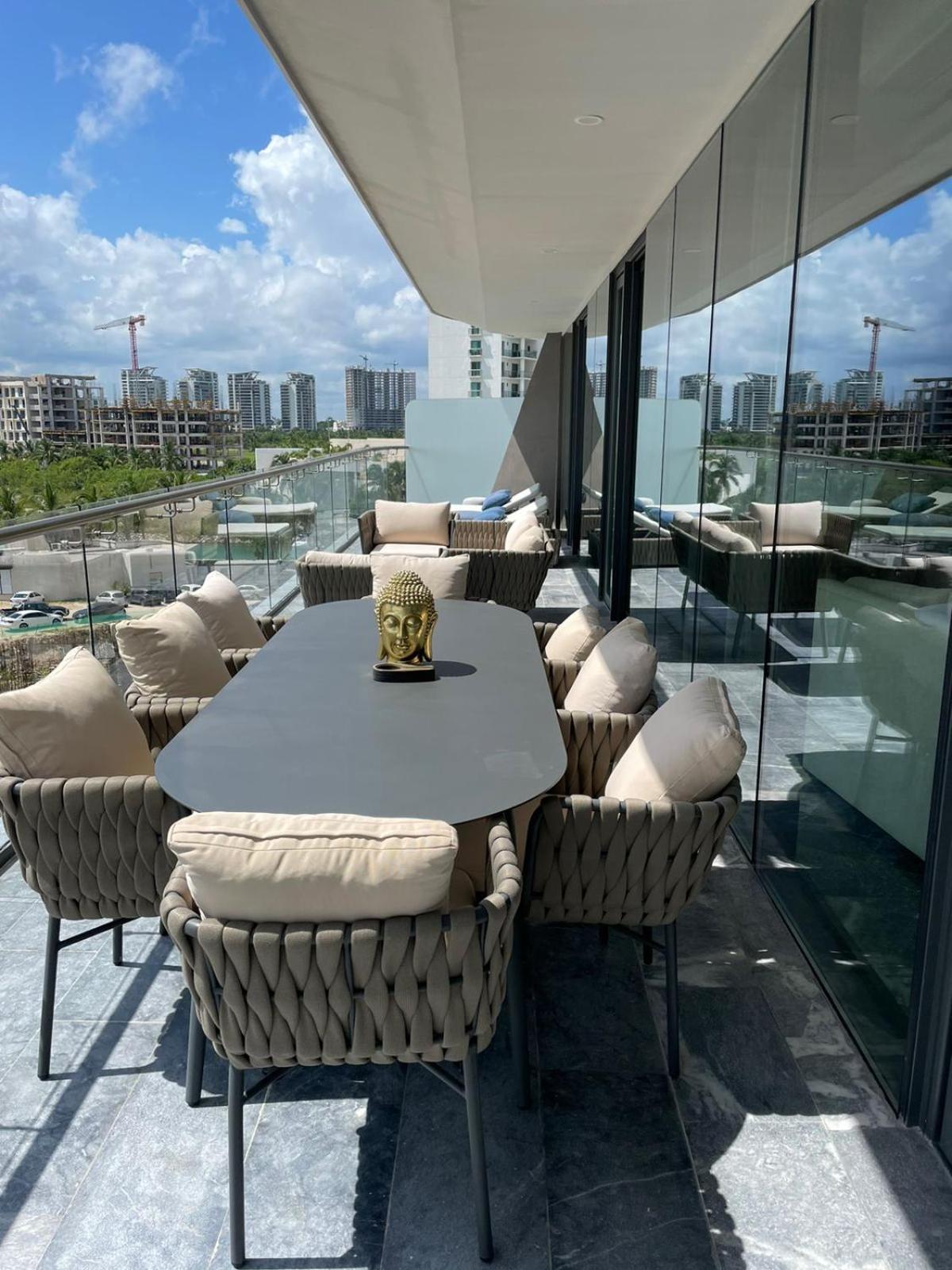 Luxx Shark Tower Apartment *